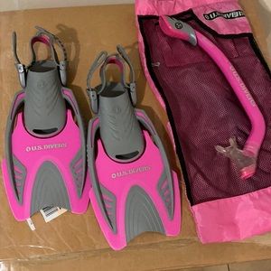U.s Divers swimming  fins